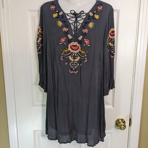 Umgee Dresses & Skirts - Umgee Gray Textured Embroidered Floral Front Lace Up Neckline - size L